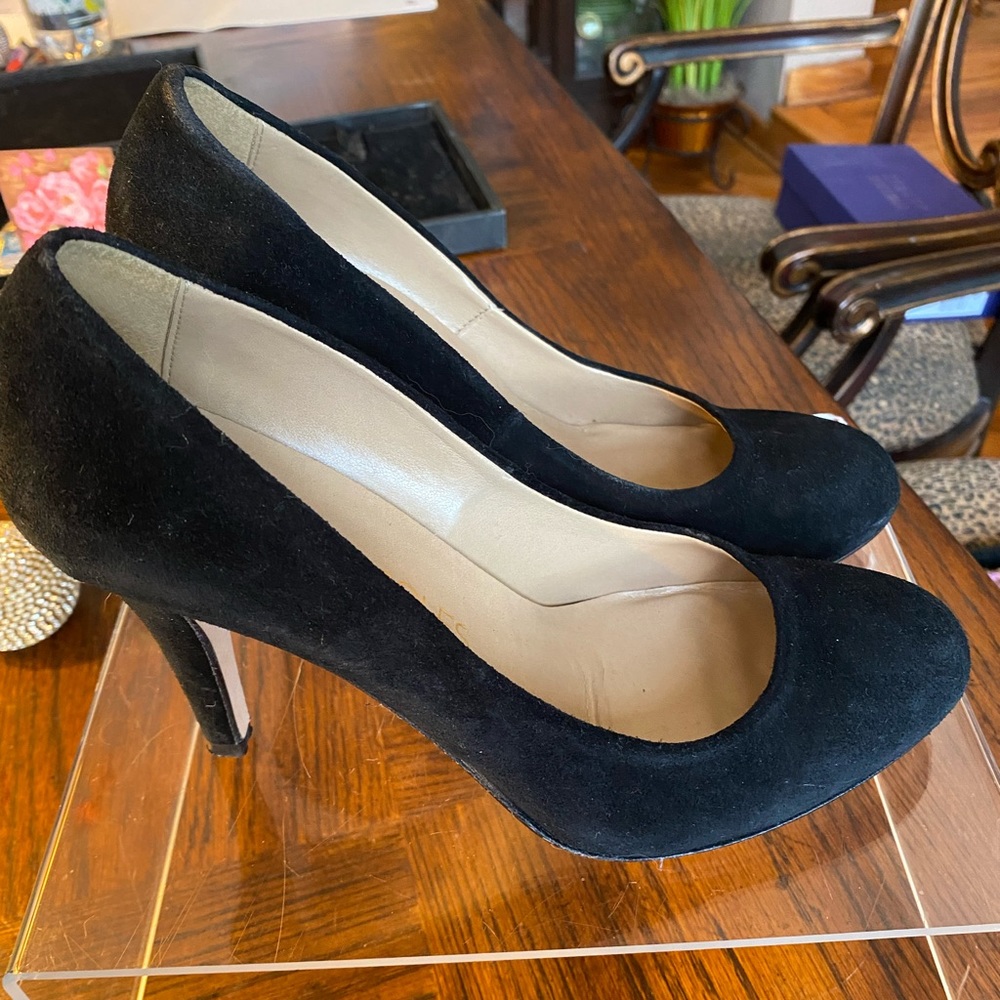 SIMPLY SOLES Sz 8M Black Suede Baby doll toe comfortable 4” Heel pumps